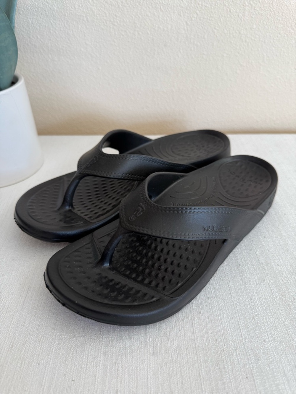 New NUU SOL Black Slip-On Unisex Flip Sandals